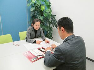 プレカット営業の商談風景。設計などオーダーどおりに木材を加工し、建設現場に納材する。あらかじめ加工してある材料を使うことで、高度な職人の技術がなくても短期間で木造家屋が建築できるという。