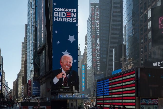 2020年11月9日のマンハッタンのタイムズスクエアに映し出されたジョー・バイデン氏