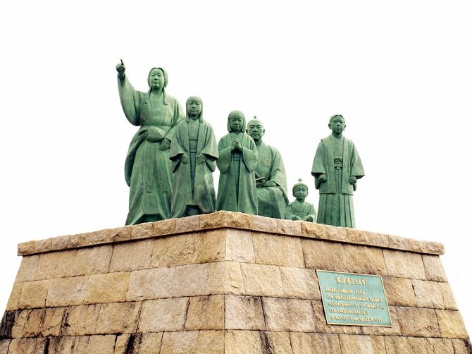 滋賀県長浜市にある「家族　長浜とお市」像