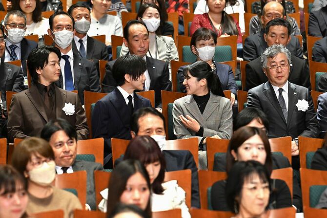 映画『ペリリュー　楽園のゲルニカ』のチャリティー上映会に出席された愛子さま。（左から）俳優の中村倫也さん、板垣李光人さんら＝2025年11月27日、東京都千代田区（代表撮影）