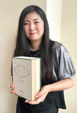 脚本家の吉田恵里香さん。紙の本特装版の『NHK連続テレビ小説「虎に翼」シナリオ集』は10月の発売を前に予約で完売したほどの人気だ