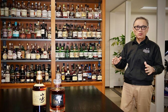 ブレンダー室のバーコーナーには世界中のウイスキーが並ぶ。クラシックのBGMが流れる仕事場だ