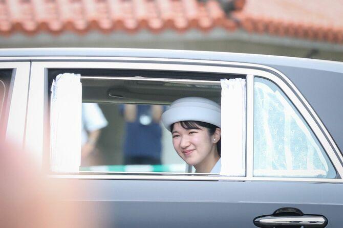 国立沖縄戦没者墓苑を出発される天皇、皇后両陛下の長女愛子さま＝2025年6月4日、沖縄県糸満市の平和祈念公園