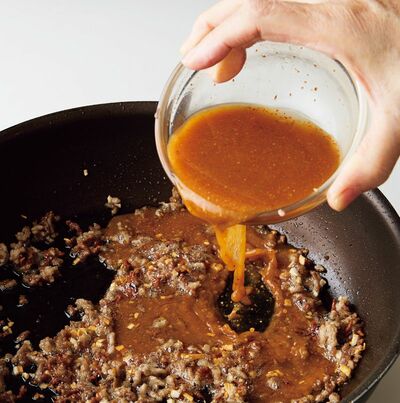 油を熱して中火でひき肉をよくいため、パラパラになったらにんにくを加え、合わせ調味料、豆腐を入れる