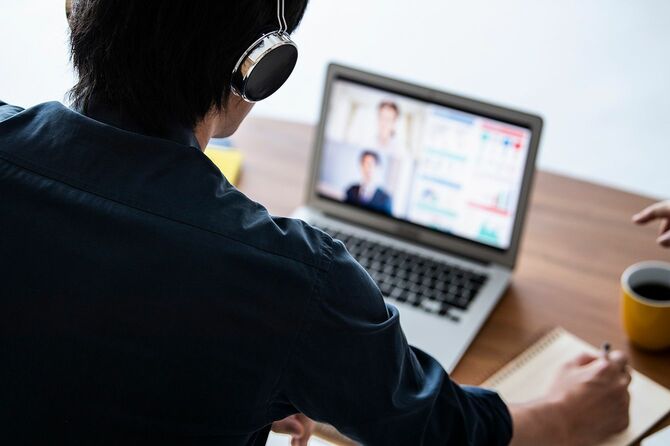 ビジネスマンがクライアントとオンライン会議