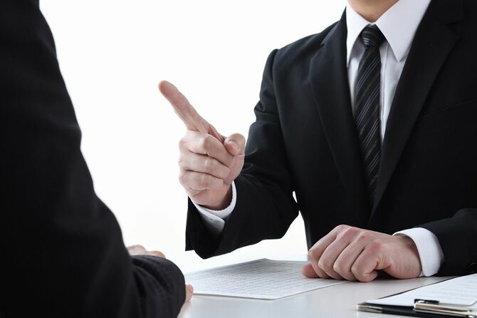 部下を叱る男性