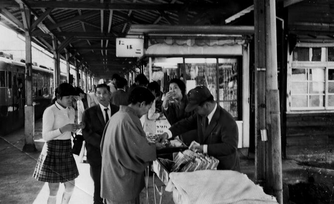 信越本線横川駅の駅弁売り。「峠の釜めし」は同駅の名物駅弁だ＝1970年撮影