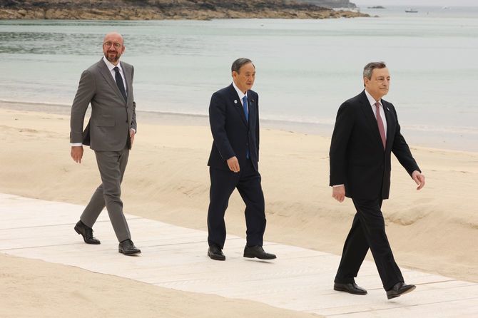 G7サミットで記念撮影に臨む菅義偉首相（中央）。右はドラギ伊首相、左はミッシェルEU大統領＝2021年6月11日、イギリス・コーンウォール