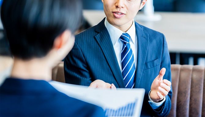 ミーティングをする2人のビジネスパーソン