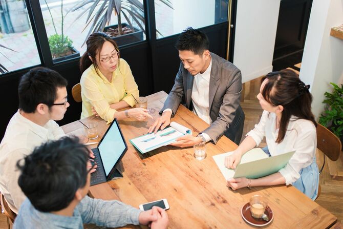 チームでミーティング中