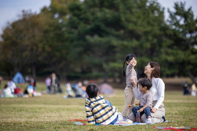 公園で遊ぶ親子