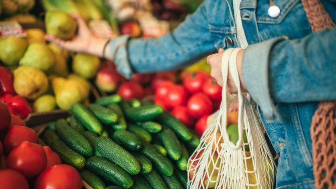 市場での野菜や果物の買い物に再利用可能な袋