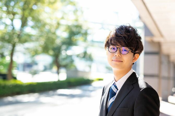 眼鏡にスーツの若い男性