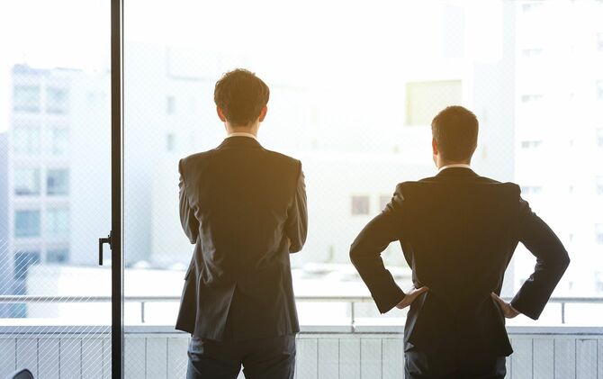 2人のビジネスマンのシルエット