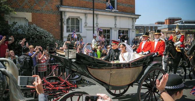 2018年5月、結婚式のあと馬車でパレードするハリー王子とメーガン妃