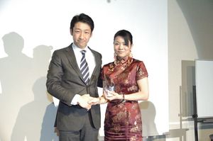 2011年1月、新年会で年間MVPを受賞した佐藤さん（右）。左は渡辺社長。写真提供＝船橋屋