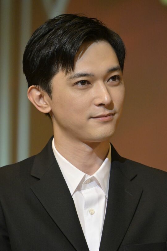 第50回エランドール賞を受賞した髙石あかり（「ばけばけ」トキ役）を祝福する吉沢亮、東京都千代田区、2026年2月4日