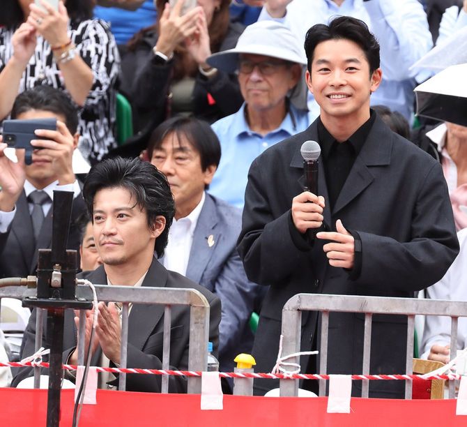 名古屋まつりでパレードに参加した2026年NHK大河ドラマ「豊臣兄弟！」の主人公・秀長役の仲野太賀と織田信長役の小栗旬。奥に秀長役の仲野太賀。2025年10月19日、名古屋市