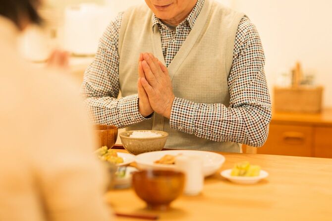 食卓を囲んで「いただきます」