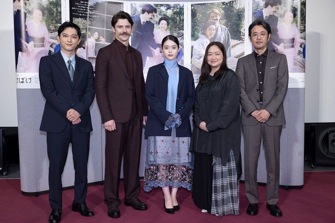 NHK連続テレビ小説「ばけばけ」の記者会見、2025年9月8日、東京都渋谷区のNHKにて。写真左から、吉沢亮、トミー ・バストウ、髙石あかり、池脇千鶴、岡部たかし