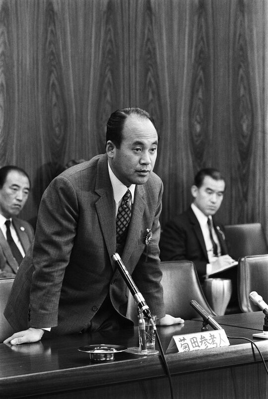 1973年、参議院法務委員会で、赤ちゃんのあっせん問題で意見を述べる菊田昇医師（東京・国会）