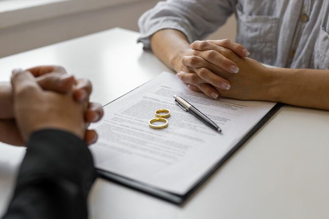 お互いに外した結婚指輪を書類の上に