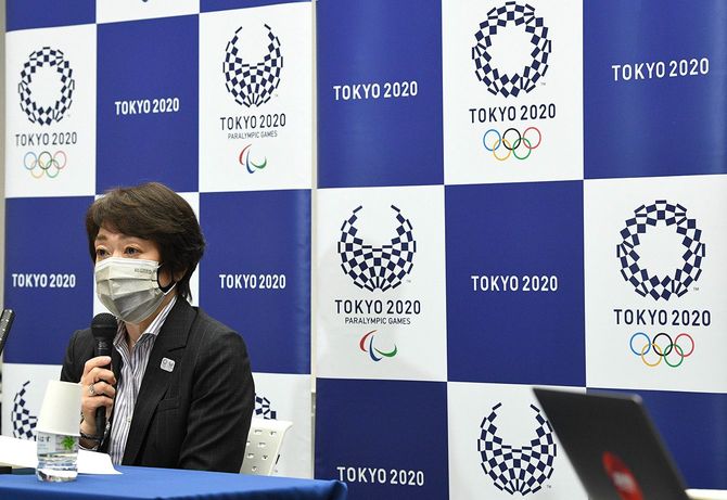 記者会見する東京五輪・パラリンピック組織委員会の橋本聖子会長
