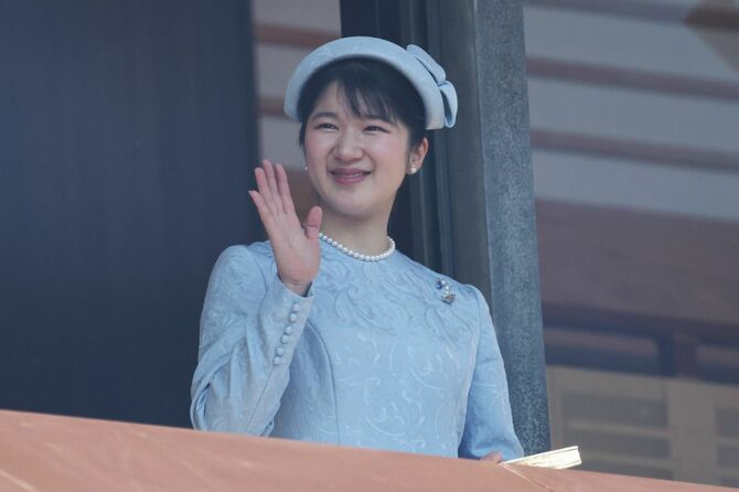 天皇陛下の誕生日を祝う一般参賀で手を振られる愛子内親王殿下