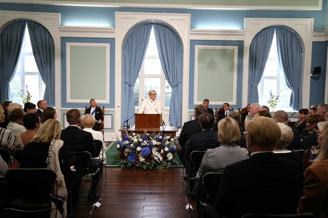 2024年8月、大統領に就任しアイスランド国会で演説するハトラ・トーマスドッティルさん