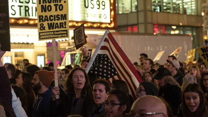 2016年11月、トランプ氏が大統領選挙に勝利したことを受け、シカゴで抗議デモをする人たち