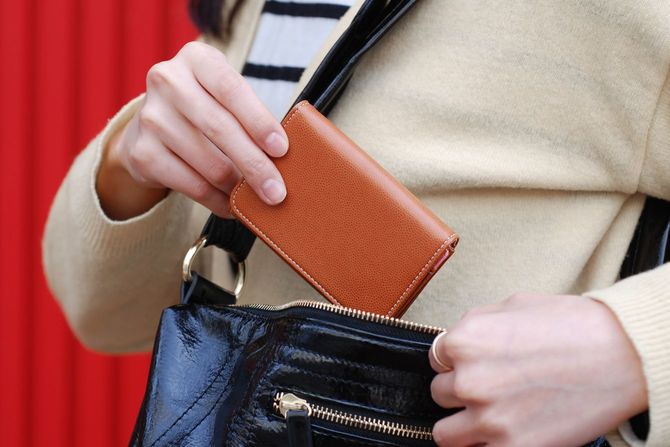 バッグに財布を入れる