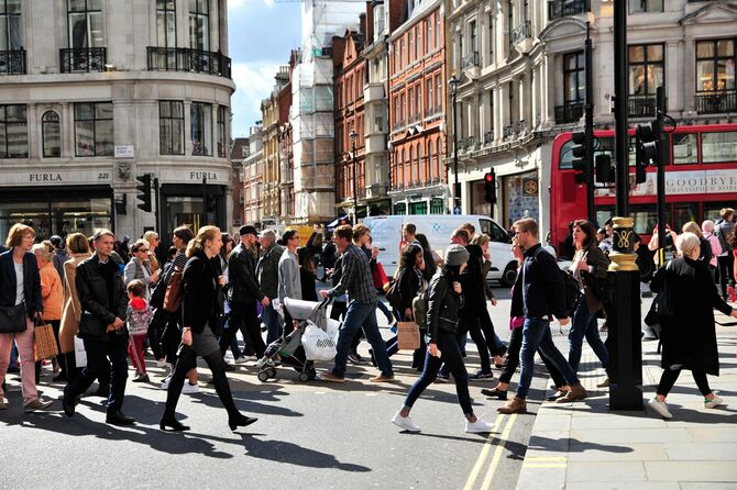 道路を横断するロンドン