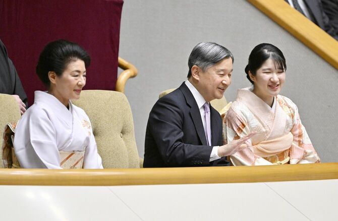 大相撲初場所を観戦される天皇、皇后両陛下と愛子さま