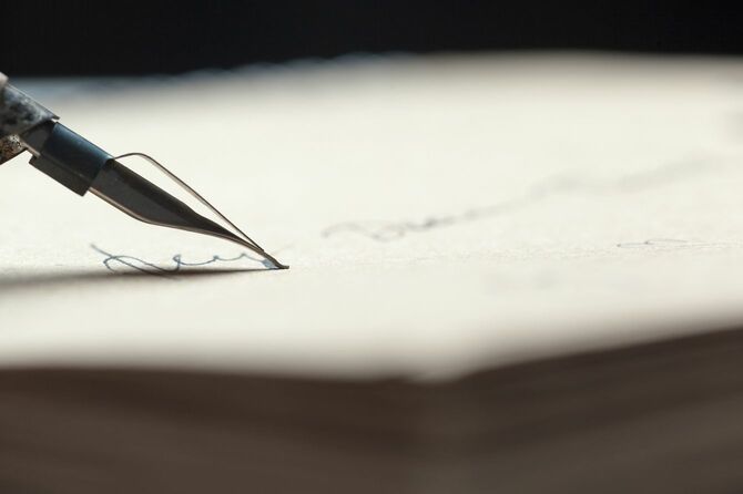 万年筆で文字をしたためている