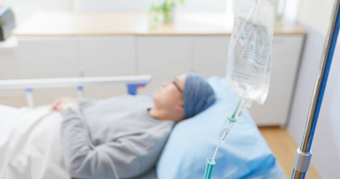 ベッドで眠る患者の女性