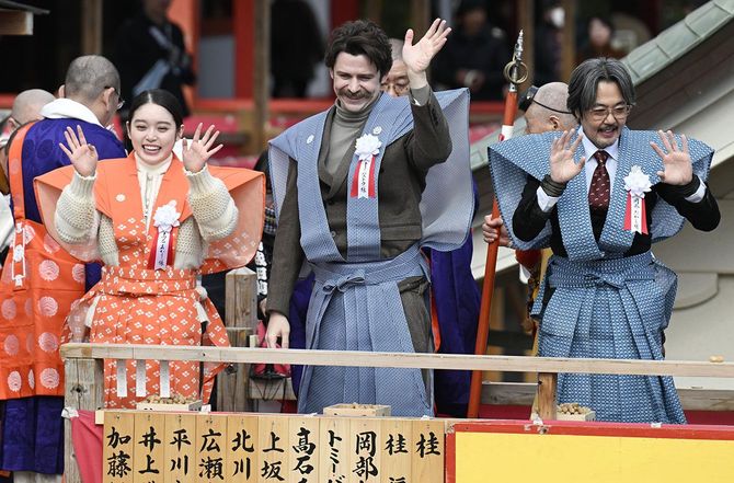 成田山大阪別院節分祭での（左から）俳優の髙石あかり（「ばけばけ」トキ役）、トミー・バストウ（ヘブン役）、岡部たかし（司之介役）＝2026年2月3日、大阪府寝屋川市