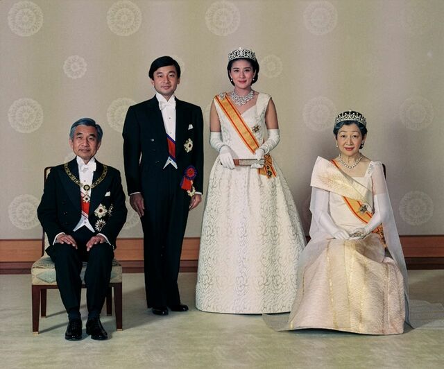 「朝見の儀」の後、天皇陛下、皇后陛下とともに記念撮影を行う皇太子殿下と皇太子妃雅子さま（当時／1993年6月9日撮影