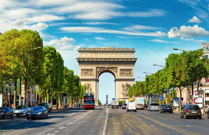 パリの凱旋門につながるシャンゼリゼ通りの道、フランス