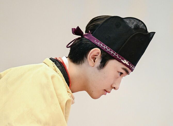 額当て「空頂黒幘」を着用し「加冠の儀」に臨まれる秋篠宮家の長男悠仁さま＝2025年9月6日午前10時1分、宮殿・春秋の間（代表撮影）