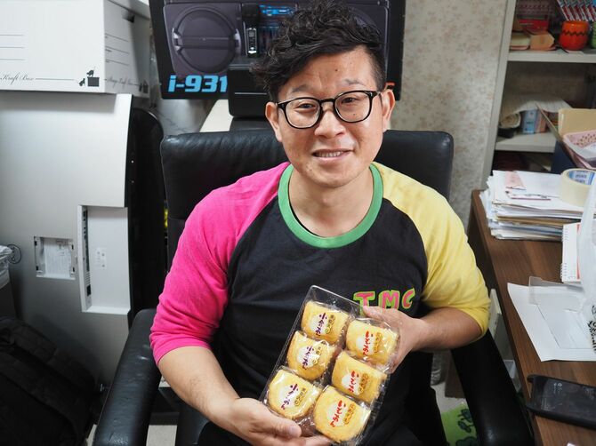 取材中、大家さんから差し入れが。さりげないサービス精神は日頃から発揮され、大家さんとも持ちつ持たれつの良い関係を築いている