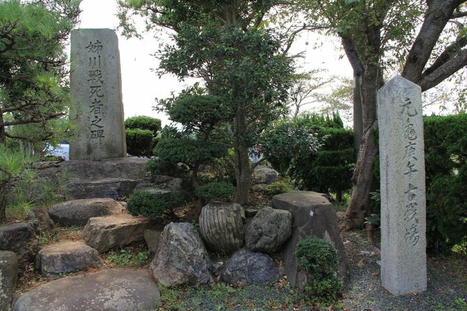 滋賀県長浜市の姉川古戦場に建てられた石碑