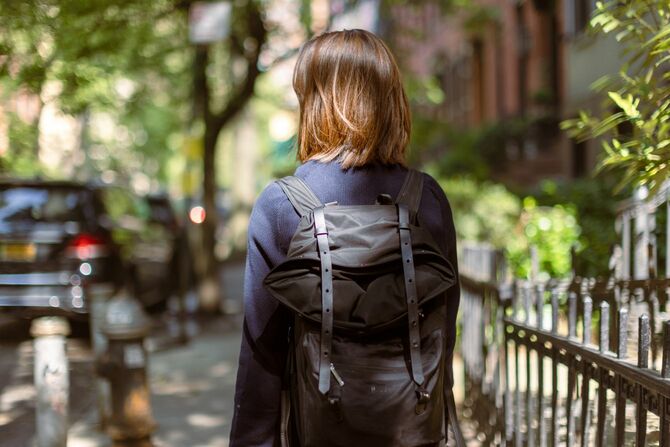 街を歩く女子学生の後ろ姿