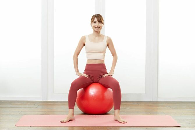 ［姿勢のポイント①］両脚は肩幅より少し広く開きます