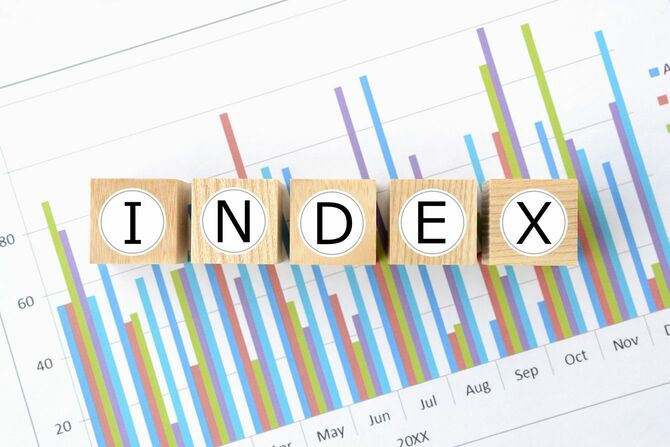 ビジネスチャートと「INDEX」の単語が書かれた木製ブロック