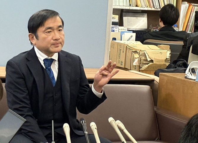 兵庫県警クラブで会見する蓮田健氏