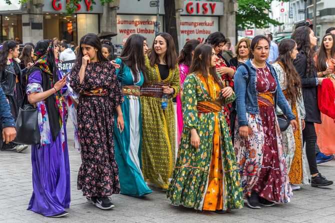 ドイツのハノーバーでデモをする伝統的なドレスを着たクルド人の女性たち、2018年　※文中の事件とは関係がありません