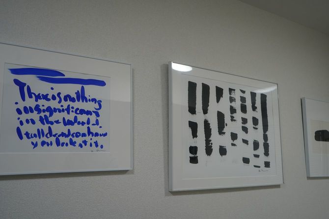 秋田さんの事務所の壁にはご自身の手によるアートが