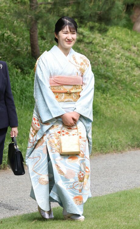 春の園遊会に臨まれる天皇、皇后両陛下の長女愛子さま