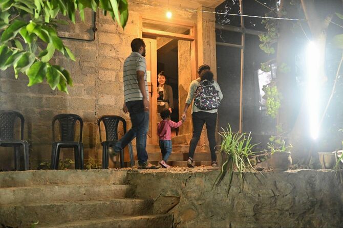 劇場に入る人を迎えるサトコさん