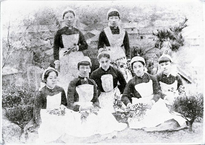 桜井看護学校1期生の卒業写真、前列右から2番目が大関和、左から2番目が鈴木雅（「風、薫る」大家直美のモチーフ）